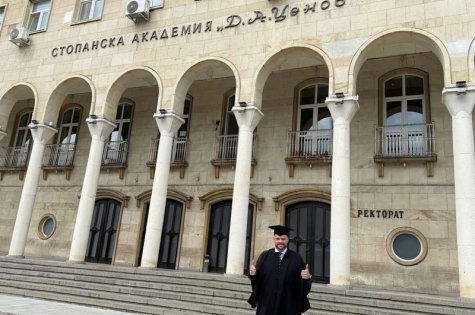 АКАДЕМИЯТА УТВЪРЖДАВА МЕЖДУНАРОДНОТО СИ ИЗМЕРЕНИЕ: РАФАЕЛ РЬОТИНГЕР С ДОКТОРАТ НА АНГЛИЙСКИ